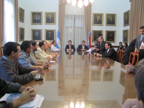 Se realizó una nueva reunión entre sindicatos docentes con el gobernador y ministros