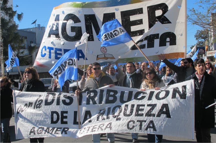Multitudinaria marcha docente en el primer día de paro