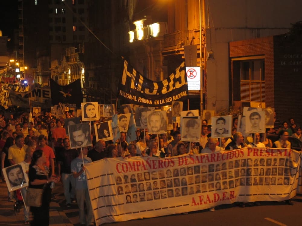 Una importante marcha renovó el compromiso con la Memoria, la Verdad y la Justicia