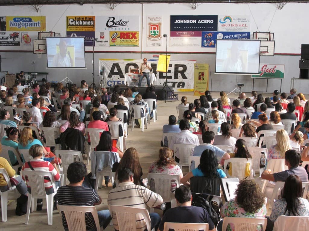 Más de 300 docentes presenciaron la disertación de Pineau en Paraná