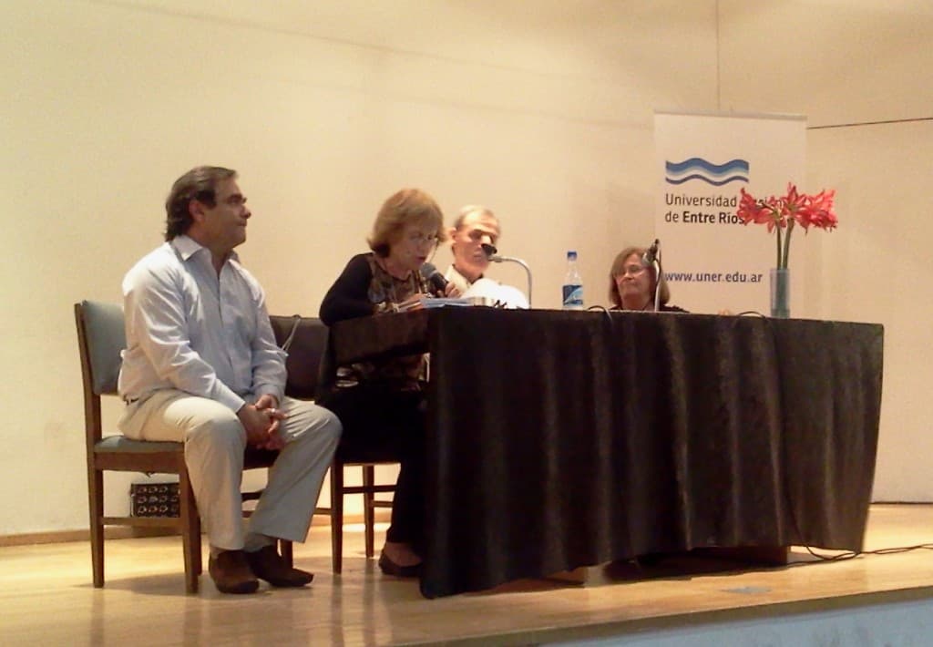 Se presentó el libro “Evaluaciones”, fruto de un trabajo conjunto de la Universidad y los IFD