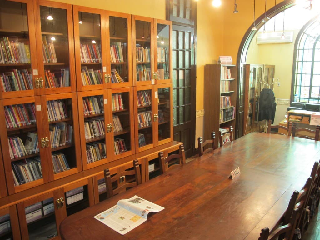 Se amplió el mobiliario de la biblioteca de AGMER