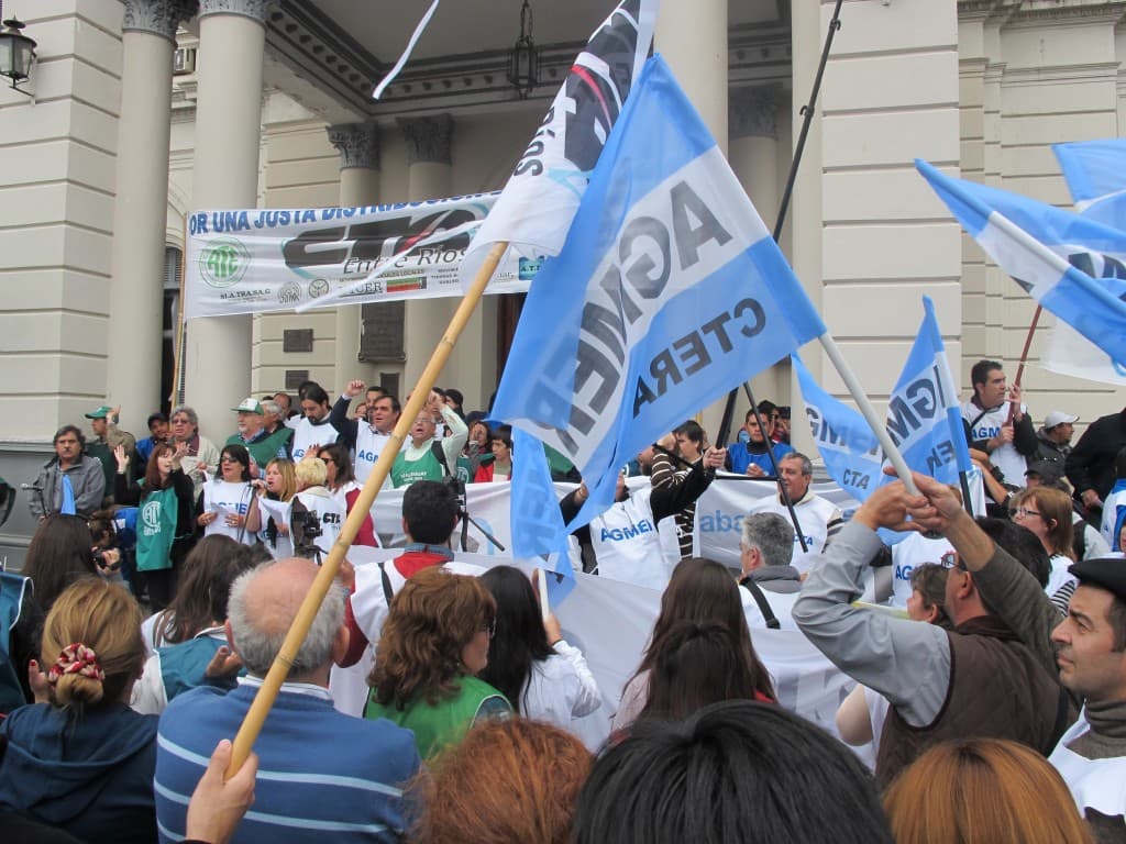 Docentes y estatales, movilizados en reclamo de aumento salarial