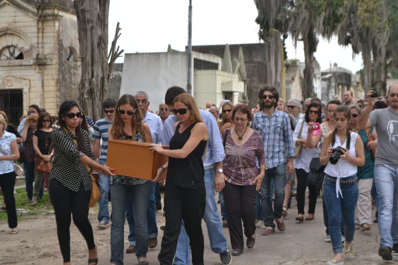 Emoción y dignidad en la inhumación de los restos de Leli Savoy