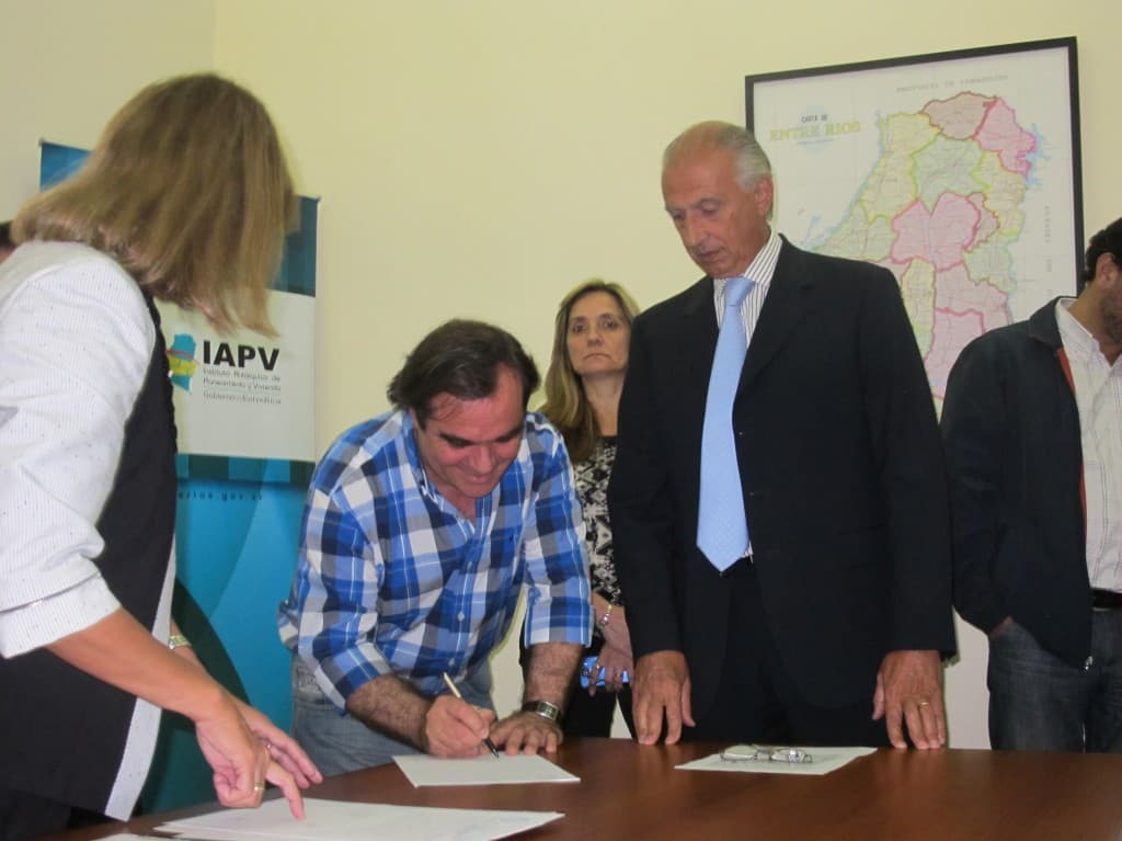 Viviendas: se firmaron contratos de obra para San Jaime y Gualeguaychú