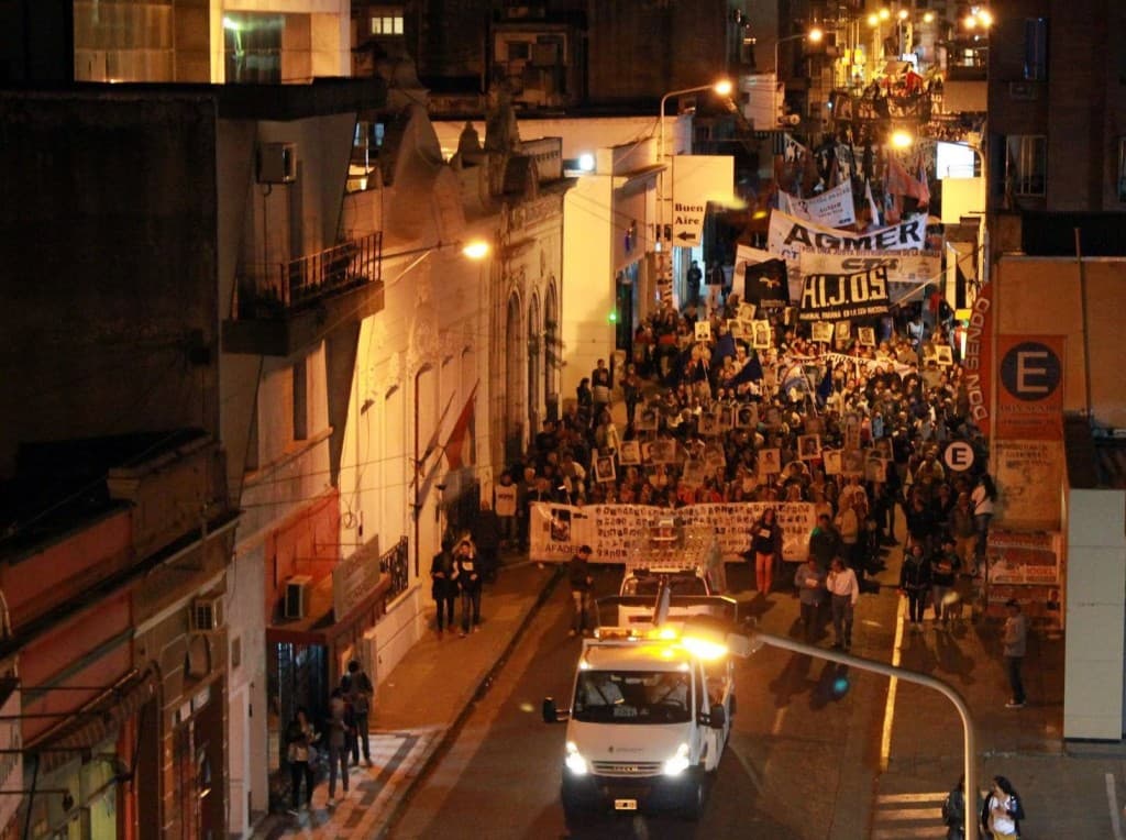 Una masiva marcha reclamó juicio y condena a genocidas en Paraná