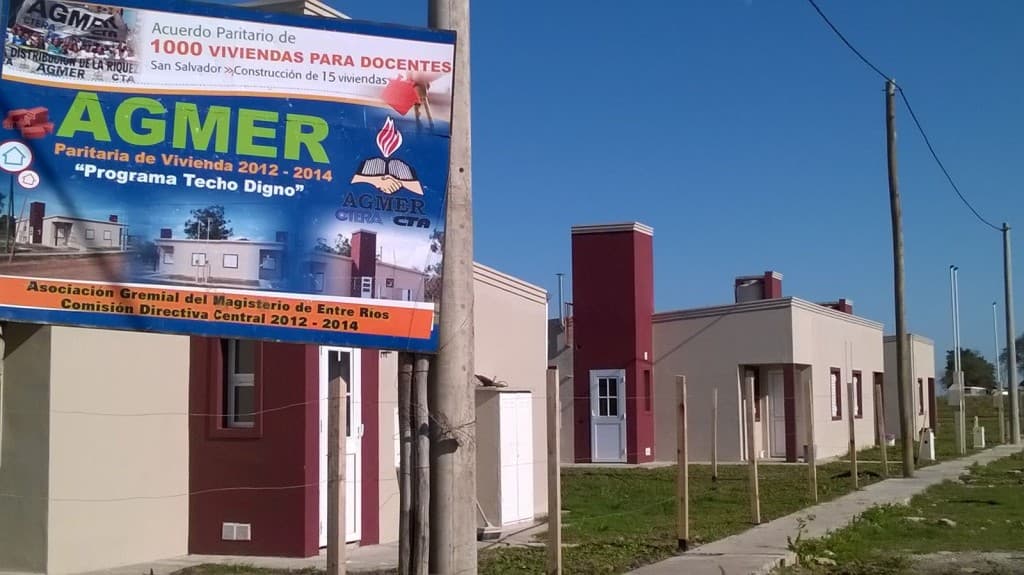 Recorrida por el avance de las obras de viviendas para docentes