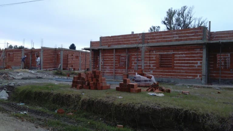 Recorrida por las obras de viviendas para docentes en María Grande
