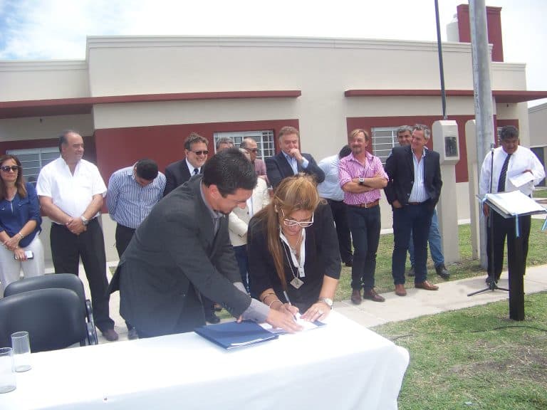 Se firmaron contratos de obra de 162 nuevas viviendas para docentes