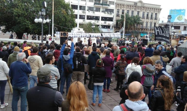 Un reclamo unánime por Santiago: “Con vida lo llevaron, con vida lo queremos”