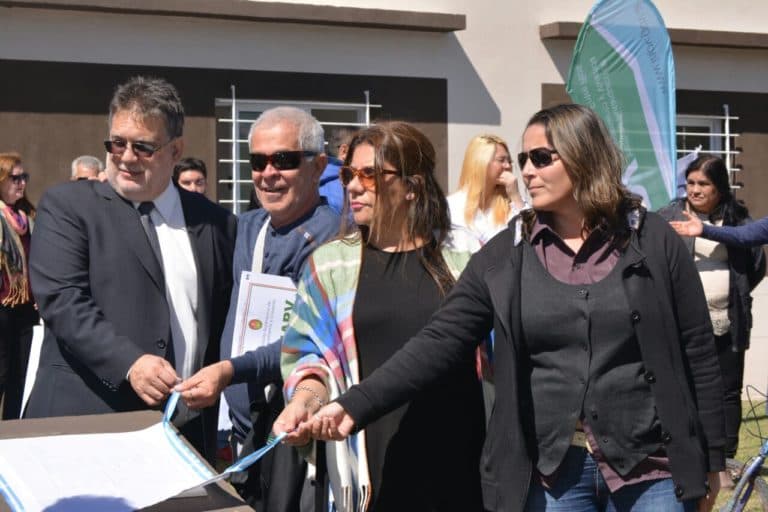 Se realizó la entrega de 50 viviendas para docentes en Santa Elena