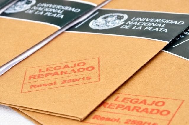 Entregan legajos reparados de alumnos y graduados desaparecidos en la dictadura