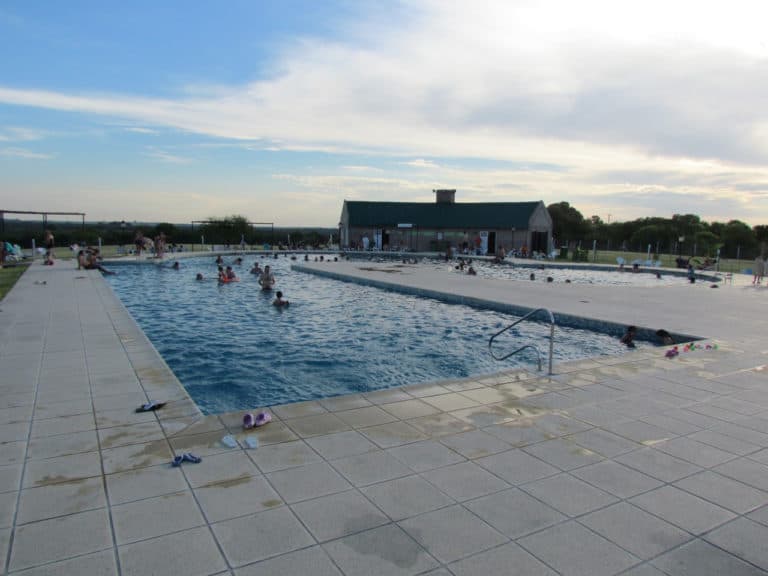 Este Lunes 22 de enero, se reinició la temporada de pileta en el «Camping Carlos Fuentealba»