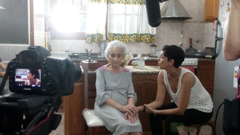 Adriana y su familia en el nuevo spot de “Abuelas”