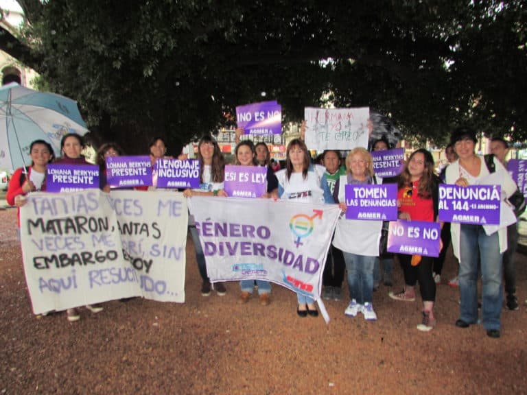 Bajo una persistente lluvia, Paraná se movilizó contra la violencia de genero