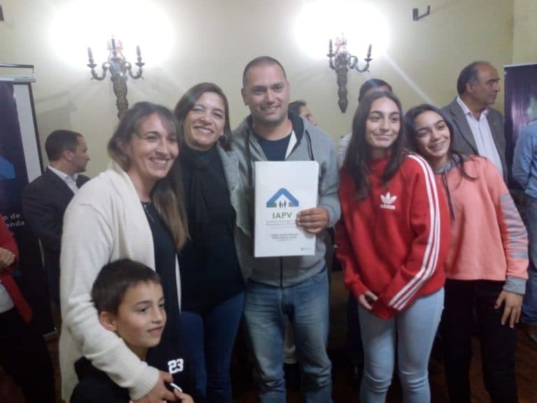 Gualeguaychú: se entregaron 21 viviendas a familias docentes
