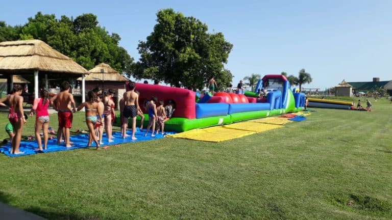 Actividades deportivas y recreativas en el cámping de AGMER