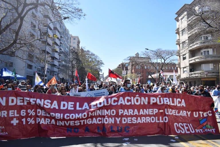 Solidaridad de AGMER con la lucha docente en el Uruguay