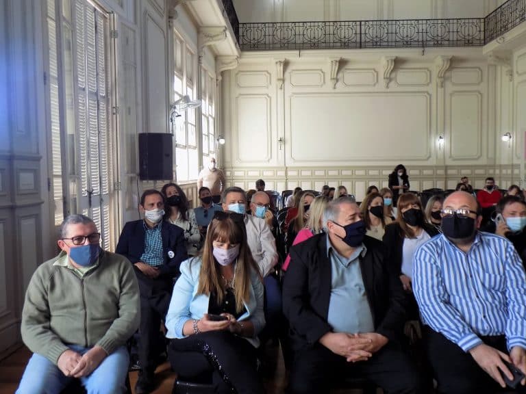 Se entregaron las resoluciones de titularización de Secundaria