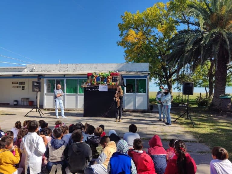 La historia de una escuela fumigada, contada por los títeres
