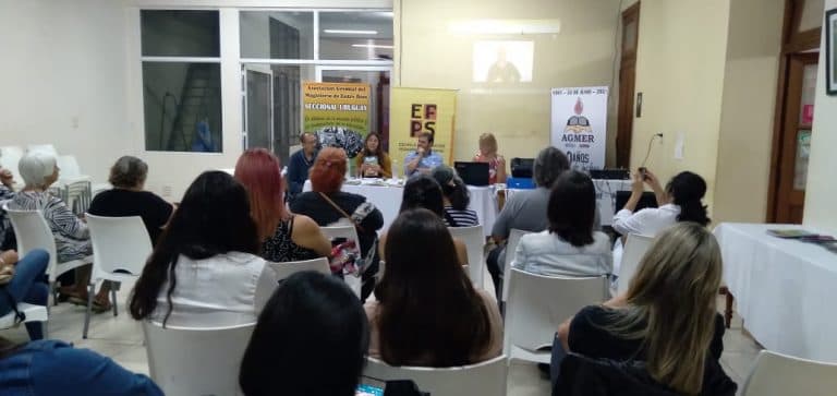 El libro «No fumiguen mi escuela» se presentó en Uruguay