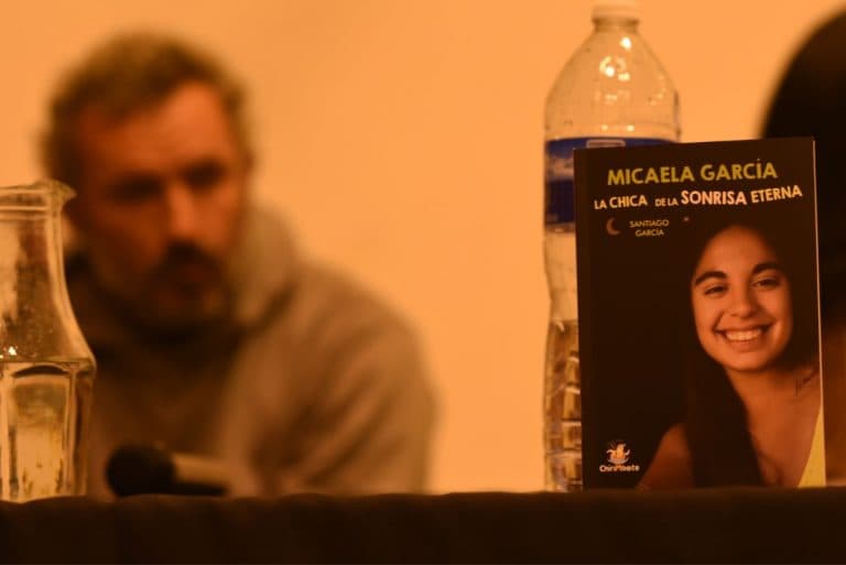 El libro, la charla, las y los pibes, y Mica. Con su sonrisa eterna