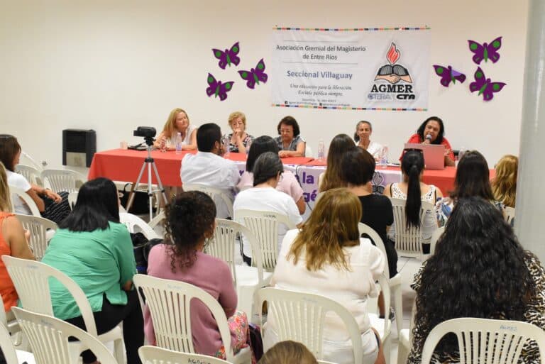 Se realizó el conversatorio “La maestra luchando también está enseñando”