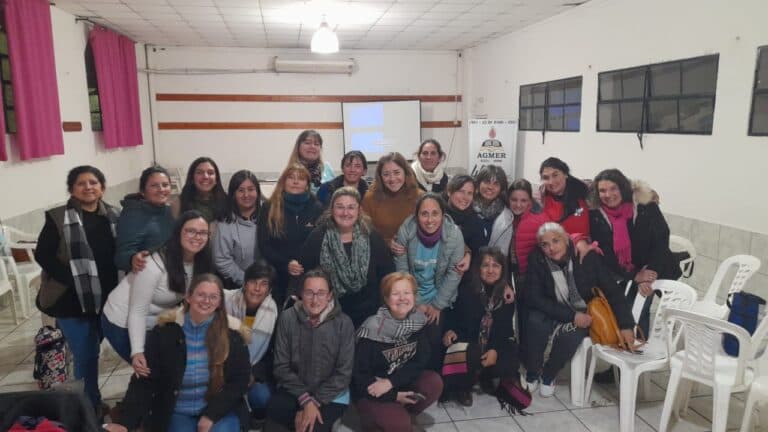 Comenzó en Victoria “El oficio de maestra jardinera”