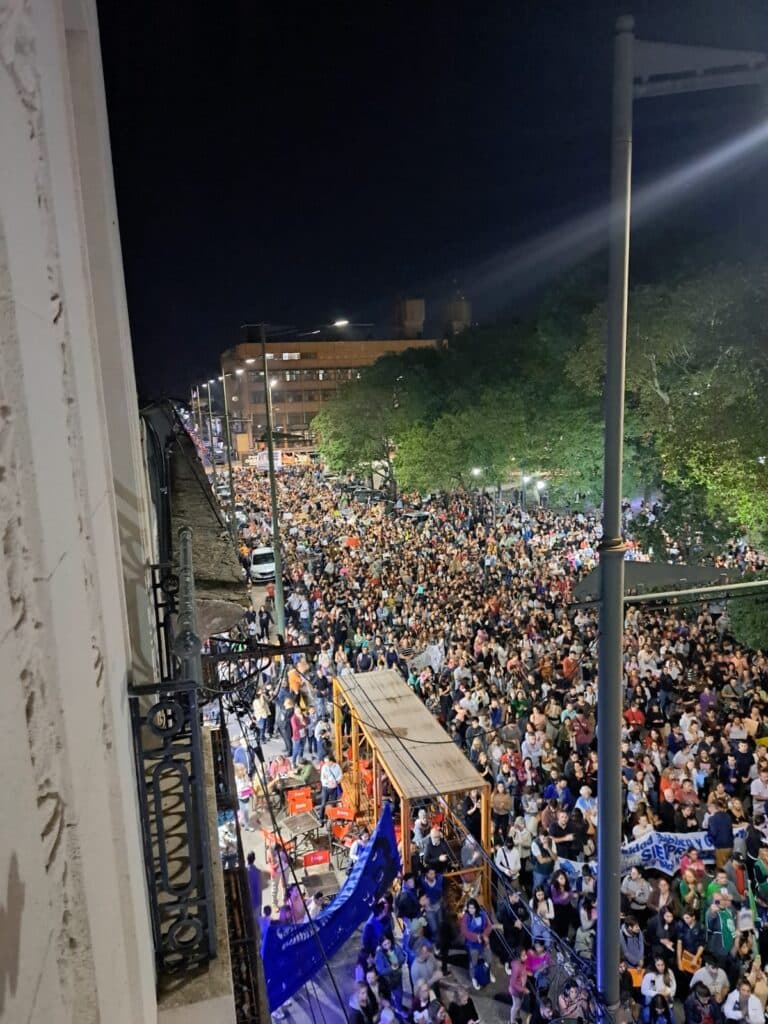 Una multitudinaria marcha gritó en Concepción del Uruguay para defender las universidades públicas