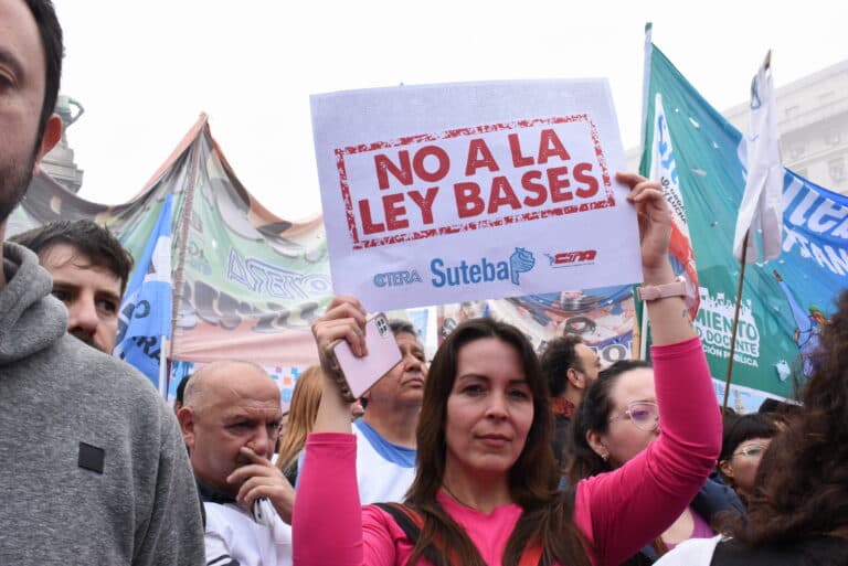 El pueblo en la calle no se rinde