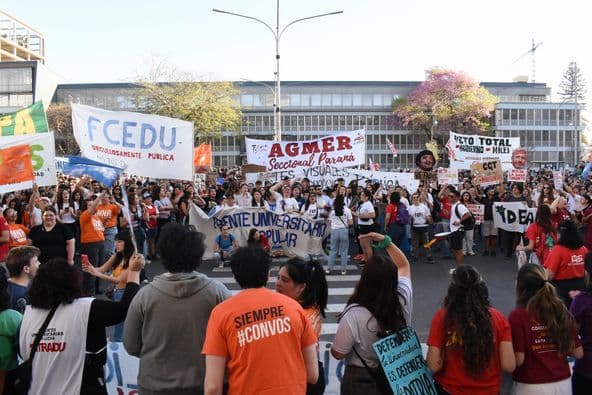 Una multitud marchó en Paraná por educación y universidad pública