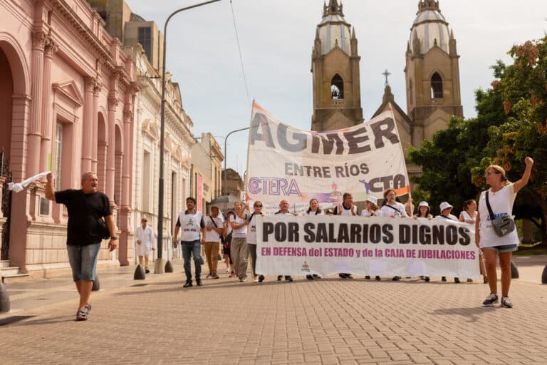 En un presente de lucha, las y los docentes arrancamos el año enseñando en las calles