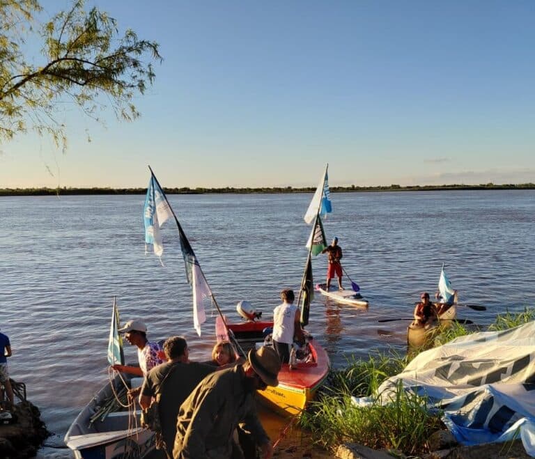 La travesía en defensa del Río Paraná pasó por La Paz y este sábado llega a Paraná