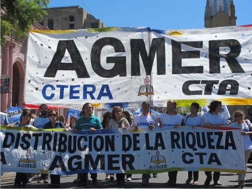 Contundente movilización docente en las calles de Paraná