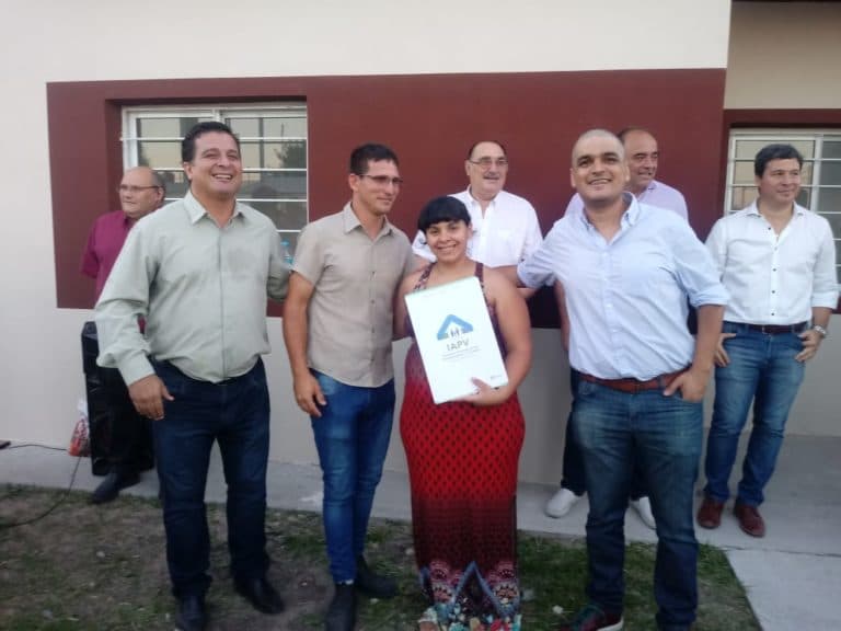 Se entregaron 16 viviendas en Viale