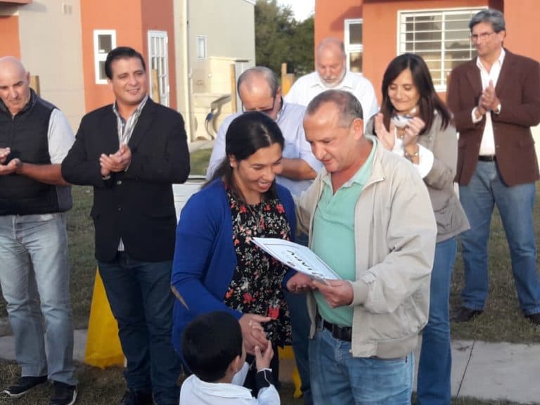 Se entregaron 10 viviendas a docentes de Mansilla