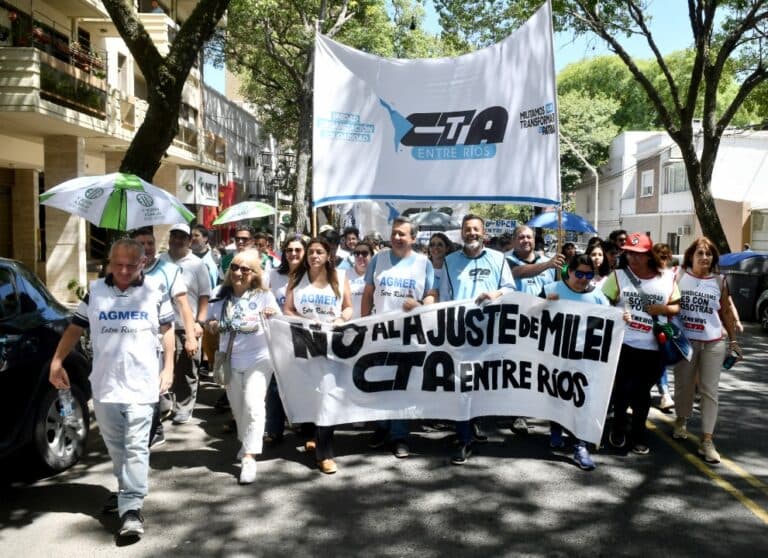 AGMER y CTA presentes en la masiva concentración contra el DNU y la Ley Ómnibus