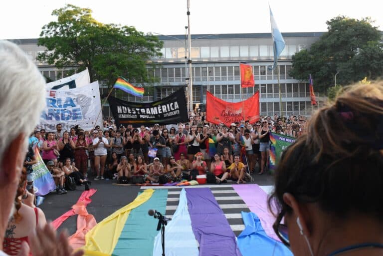 Masiva marcha del Orgullo antifascista y antirracista en Paraná